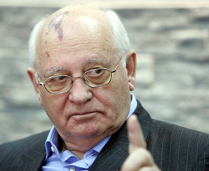 Михаила Горбачева положили под мониторы, всего в проводах
