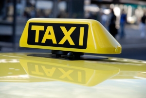 Водитель такси в Буденновске обокрал машину возле подъезда клиентов