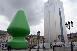 В Париже избавились от неприличной елки