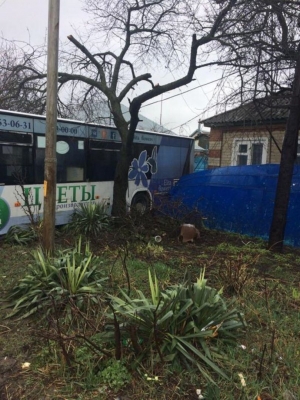 В Ставрополе пассажирский автобус врезался в забор частного дома