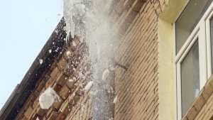 Ледяная глыба в Ставрополе пробила крышу иномарки