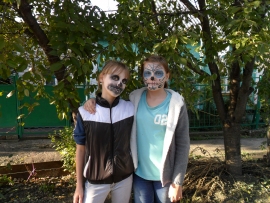 В Ставрополе 13-летние девушки стали разгуливать по городу в «боевой раскраске»