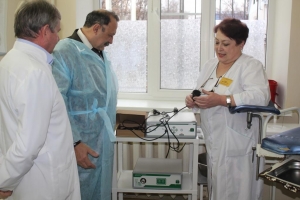 Зам.главного врача показывает директору Каскада Кубанских ГЭС новое оборудование