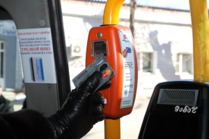 В троллейбусах Ставрополя установили терминалы для бесконтактной оплаты