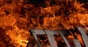 На Ставрополье пожар уничтожил кровлю хозпостройки