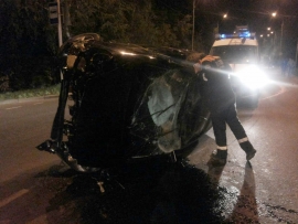В Ставрополе автомобиль с тремя лихачами налетел на бордюр и проехал на крыше