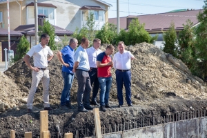 Глава Ставрополя проинспектировал благоустройство нового сквера в 204-м квартале