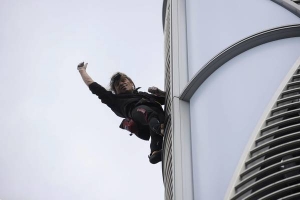 Человек-паук из Франции покорил без страховки один из высочайших небоскребов мира