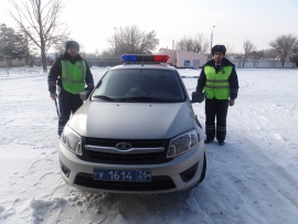На Ставрополье автоинспекторы выручили из беды таксиста с пассажирами
