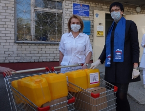 Ольга Тимофеева передала в больницы Ставрополья маски и дезрастворы