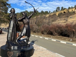 В Кисловодске у горы Кольцо установили скульптурную композицию «Княжна и пастух»