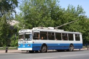 В Ставрополе троица парней шокировала прохожих поездкой «верхом» на троллейбусе