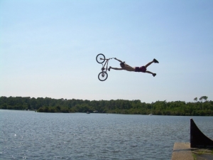 Жителям Пятигорска пришлись по душе прыжки в воду на велосипедах