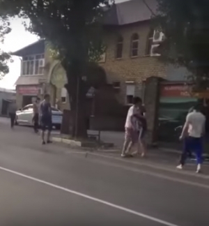 Подростка избили толпой на улице в Ставрополе