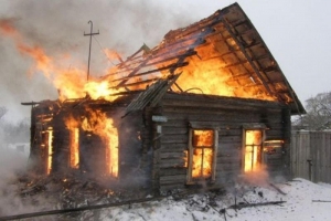На Ставрополье пожарные нашли труп в сгоревшем доме