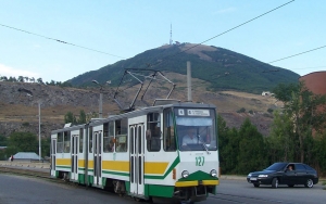 В Пятигорске пассажиры трамвая очистили ему путь вручную