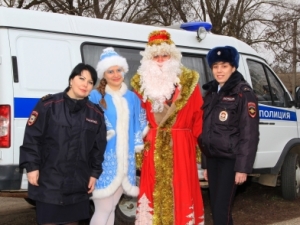 На Ставрополье полицейские Деды Морозы пришли в неблагополучные семьи