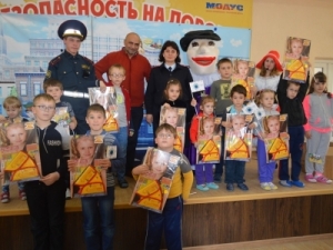 На Ставрополье сотрудники Госавтоинспекции отыграли спектакль «Проделки Шапокляк»