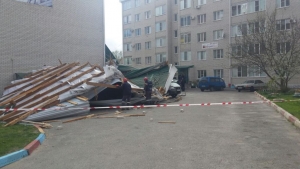 В Ставрополе ветер снес кровлю с пятиэтажки на десяток авто