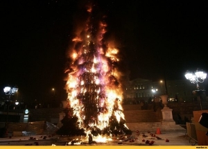 В Южно-Сахалинске загорелась новогодняя елка