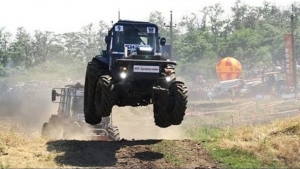 На Ставрополье гонки на тракторах открыли «День поля — 2017»