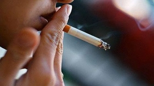 Лишний вес у подростков может спровоцировать никотиновую зависимость