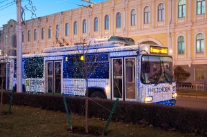 По улицам Ставрополя пустили новогодний троллейбус