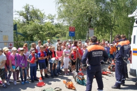 Школьникам Ставрополя на Комсомольском пруду показали работу спасателей