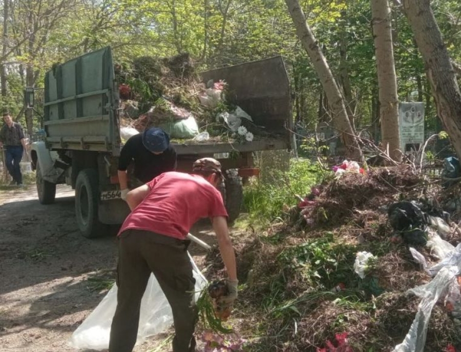 Накануне Радоницы с кладбищ вывезли 850 тонн мусора