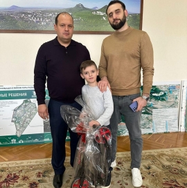 Мэр Железноводска подарил собравшему мусор в парке мальчику самокат