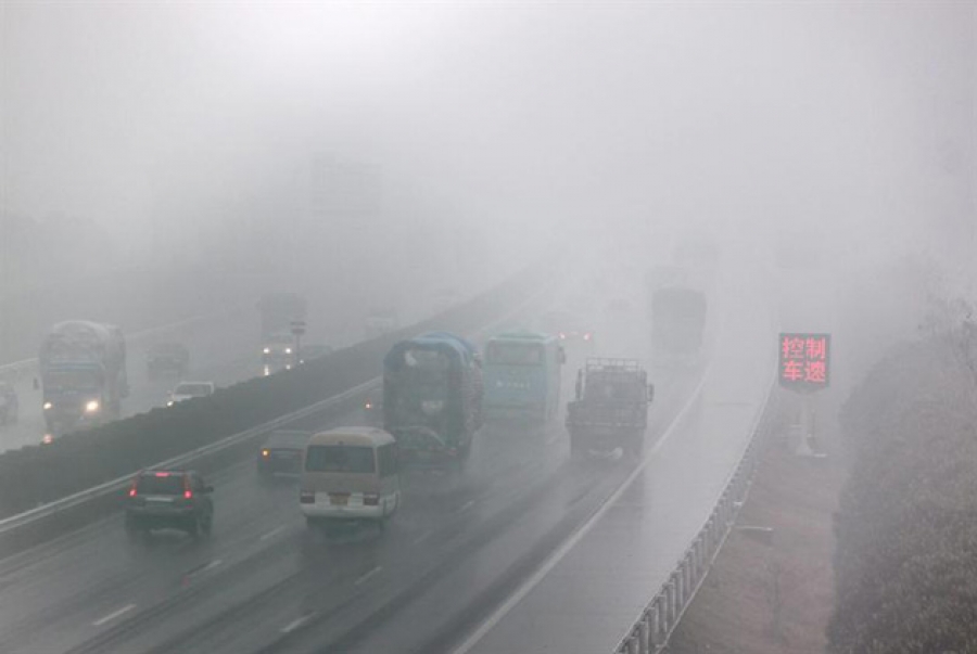 Китай будет бороться со смогом уничтожением машин