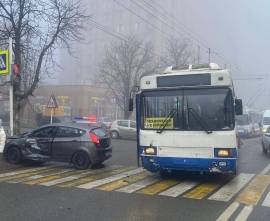 В Ставрополе образовалась пробка из-за столкновения троллейбуса и легковушки