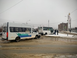 В Ставрополе на улице Западный обход 17 декабря столкнулись две маршрутки